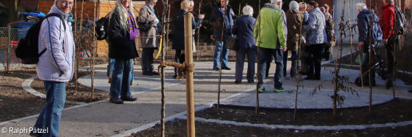 Besichtigung des phänologischen Gartens durch Gemeindemitglieder