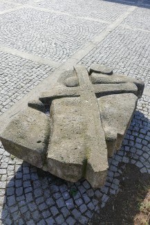 Steinskulptur auf dem Kirchenvorplatz